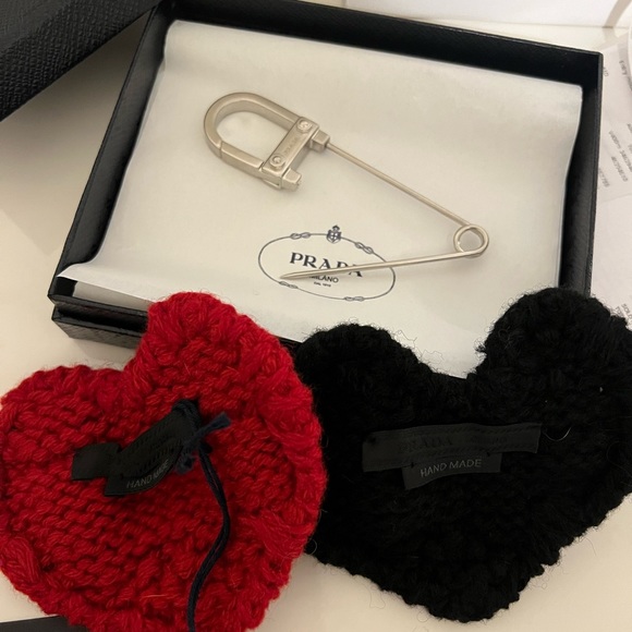 PRADA Spille in tessuto knitted heart
Nero+Rosso ❤️❤️❤️ - Picture 4 of 15